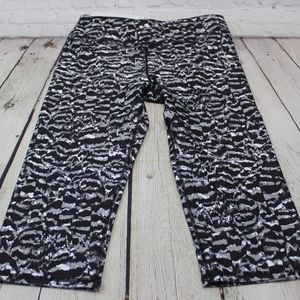 NWT Fabletics Capri Workout Leggings sz SM